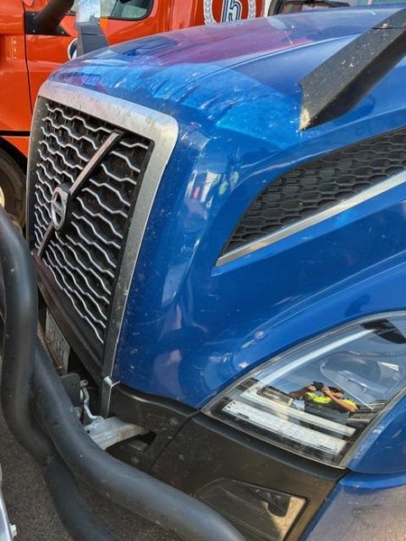 Volvo VNL64T860 Sleeper Semi Truck, 2024 – 162,325 Miles, Volvo D13, I-Shift Automatic, 77” Sleeper, Tandem Axle Highway Tractor