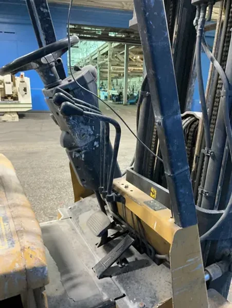 CATERPILLAR 1600 LBS ELECTRIC FORK LIFT   -  2EC25