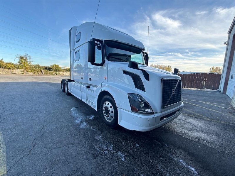 VOLVO VNL64T780 - Trucks