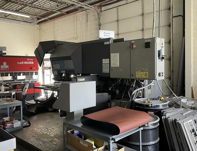 STRIPPIT U-1000-XP-OIPB TURRET PUNCH WITH TOOLING. STOCK # 0432426