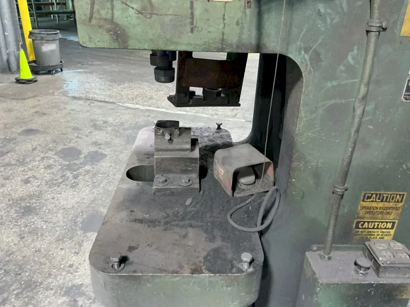 HMI 17” X 39” IRONWORKER  -  90-31