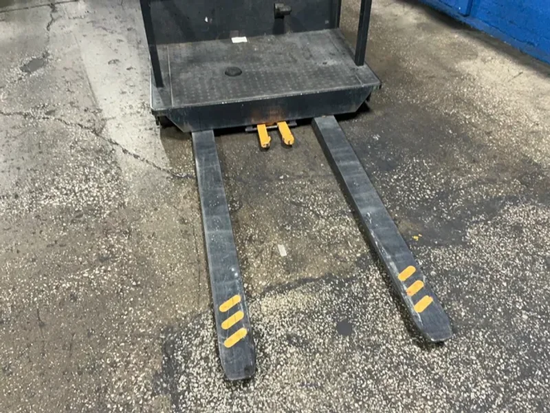 Crown 3000 Lbs Electric Order Picker - Sp3520-30