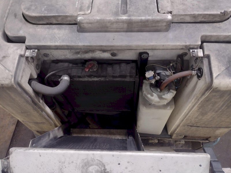 TENNANT 2400 FLOOR SCRUBBER: STOCK #18641