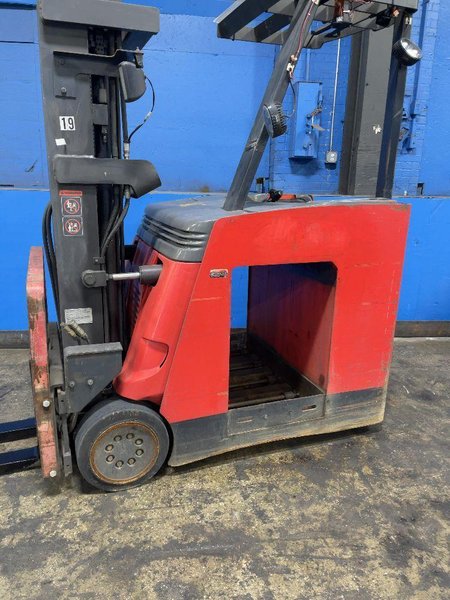 RAYMOND 4000 LBS STAND UP FORK LIFT  -  R40-C40TT