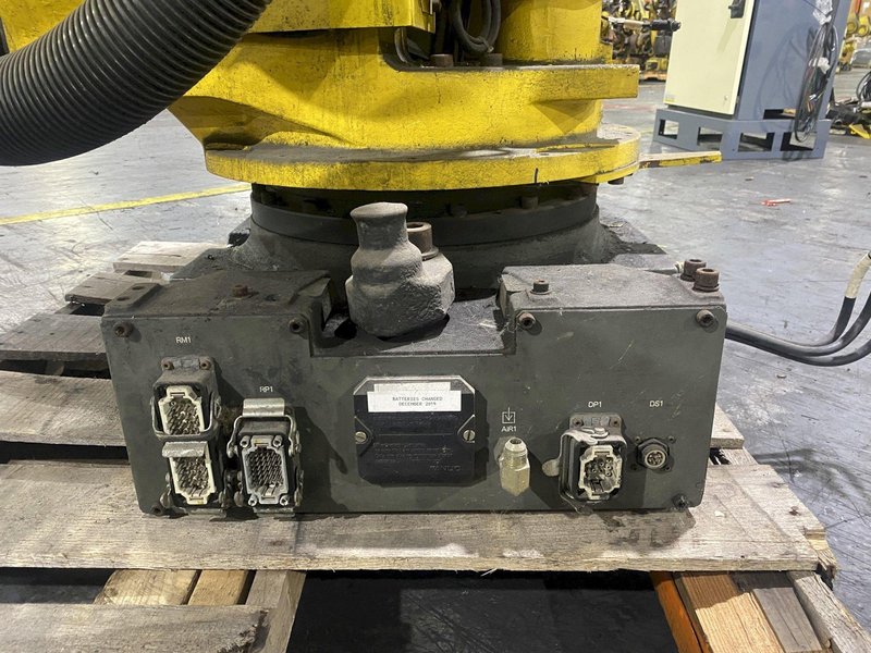FANUC – R-2000i/165F w/ R-J3iB Controls PARTS ONLY