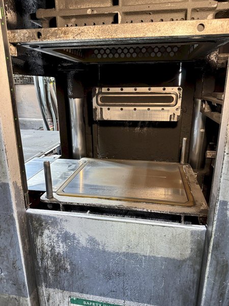 2019 Sinto model FDNX-IR right hand automatic molding machine s/n 19605411010, with hydraulic system , controls, approx. mold count 865,379, feed belt conveyor with drive