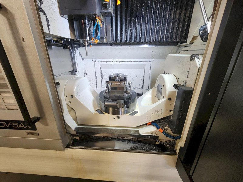 Okuma Genos M460V-5AX 5-Axis CNC VMC, 2021 – Robot Loader, Chip Conveyor, Mist Collector