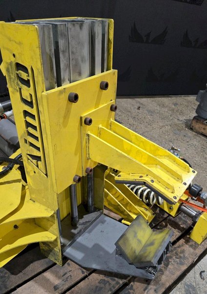 AIMCO ARTICULATED JIB CRANE WITH PNEUMATIC GRIPPER USED