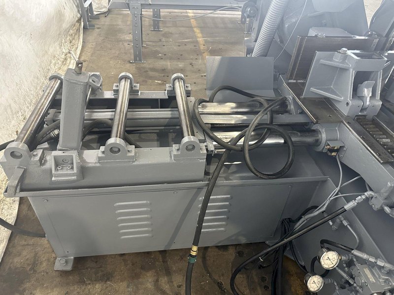 13" X 16" PEERLESS HB1316A HORIZONTAL BAND SAW W/ 10' INFEED AND 20' OUTFEED CONVEYOR. STOCK # 1164323.