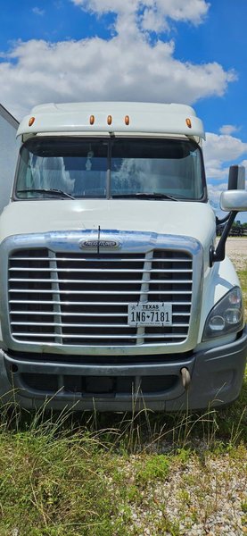 Freightliner Cascadia 125 Sleeper Truck, 2016 – Class 8 Semi, Detroit DD15, 72” Sleeper, Tandem Axle Road Tractor