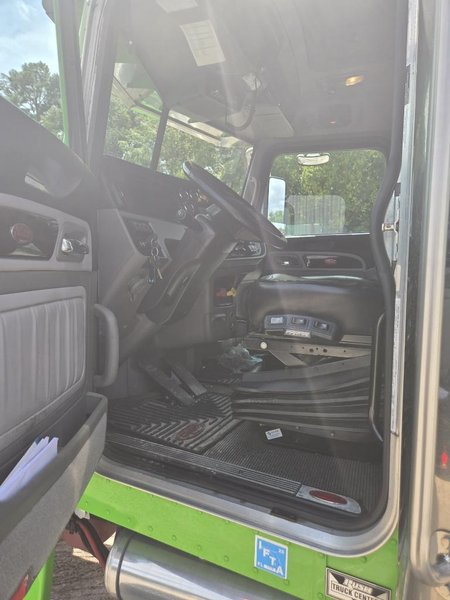 2023 Peterbilt 389 1XPXD49X1PD890715