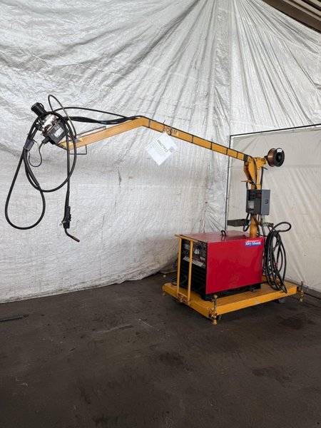 LINCOLN IDEALARC PULSE POWER 500 WELDER W/ BOOM AND LINCOLN LN-9F WIRE FEEDER. STOCK #0627922.