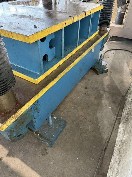 100 TON DAKE 18-255 HYDRAULIC 4 POST SPOTTING PRESS. STOCK # 0889925