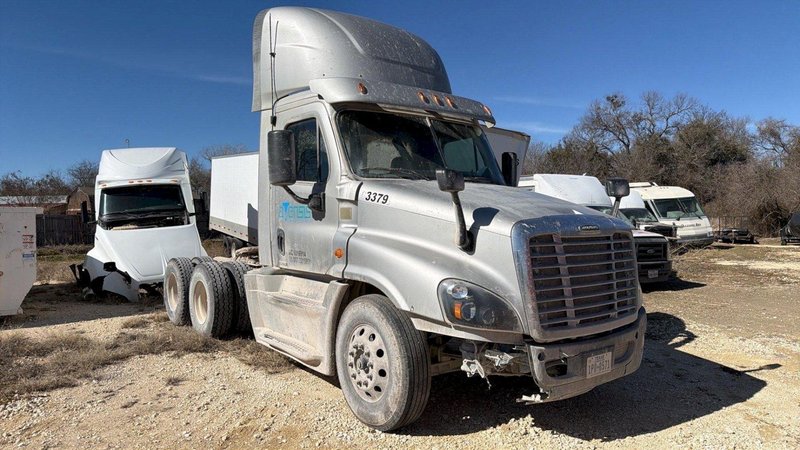 Freightliner Cascadia Semi Truck, 2018 – Non-Runner, No Keys, For Repair or Parts, Day Cab/Sleeper