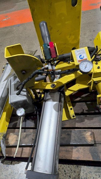 AIMCO ARTICULATED JIB CRANE WITH PNEUMATIC GRIPPER USED