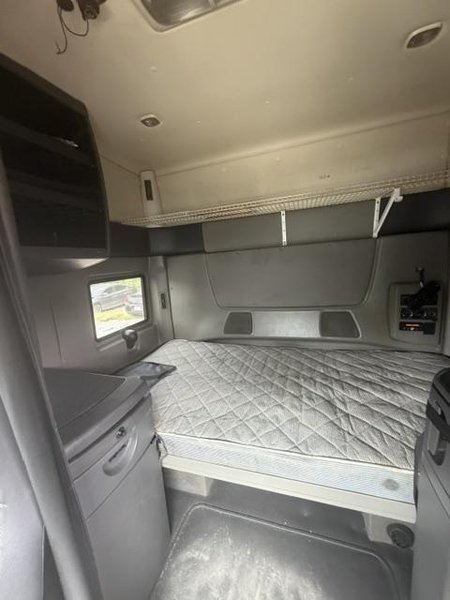 International ProStar Sleeper Truck, 2014 – Class 8 Tandem Axle Semi Tractor w/ Diesel Engine, Sleeper Cab &amp; Air Ride Suspension
