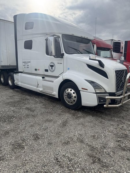 Volvo VNL Sleeper Semi Truck, 2023 – D13 Engine