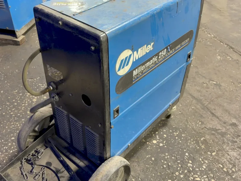 MILLER 200 AMP WELDER   -  MILLERMATIC 250
