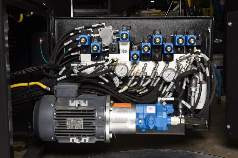 NEW - 18"H x 22"W HYD-MECH V-18APC-60 AUTOMATIC VERTICAL TILT FRAME BAND SAW