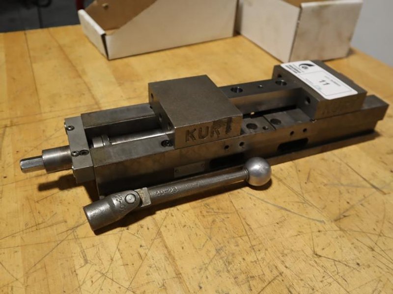Kurt DL400B 4" Double Lock Machine Vise with Handle ** Missing Center Jaw **- Auction Item