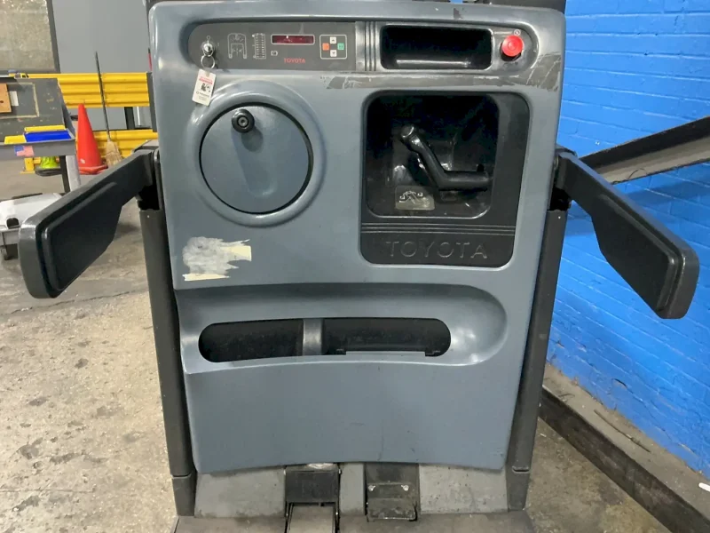 TOYOTA 3000 LBS ELECTRIC ORDER PICKER  -  6BPU15