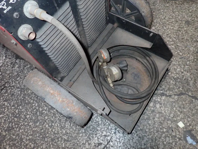 LINCOLN ELECTRIC 250 A WELDER  -  POWER MIG 256