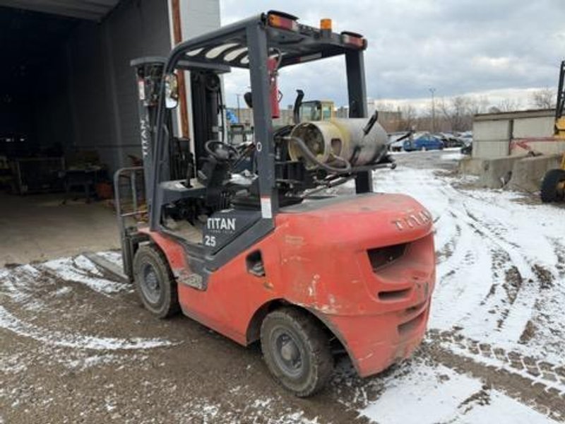 2022 Titan TG25S Forklift – 5,500 LB Capacity, Dual Fuel LPG/Gas, Pneumatic Tire, Side Shift, 3-Stage Mast (1)
