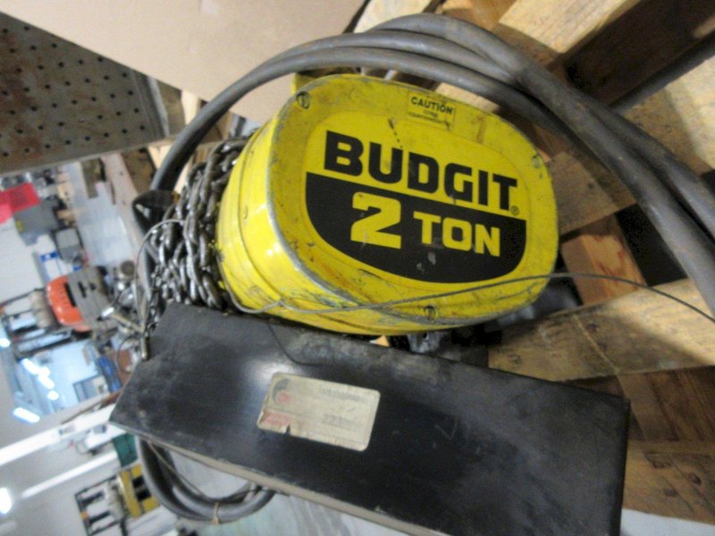 Budgit BAH0215 Pneumatic 2 Ton Chain Hoist with Metal Chain Catcher and Connection Hoses, **No Pendant Control**- Auction Item