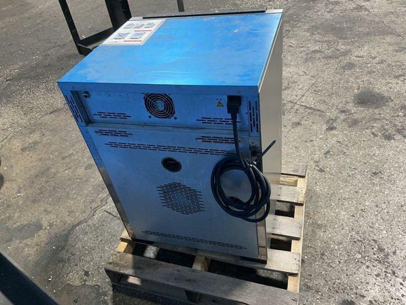 MEMMERT 300* C UNIVERSAL FORCED CIRCULATION LABORATORY ELECTRIC OVEN  -  UF55