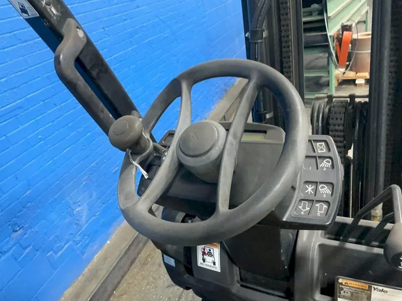 YALE 3250 POUNDS PROPANE FORKLIFT   -  GLC035VXNEAE082