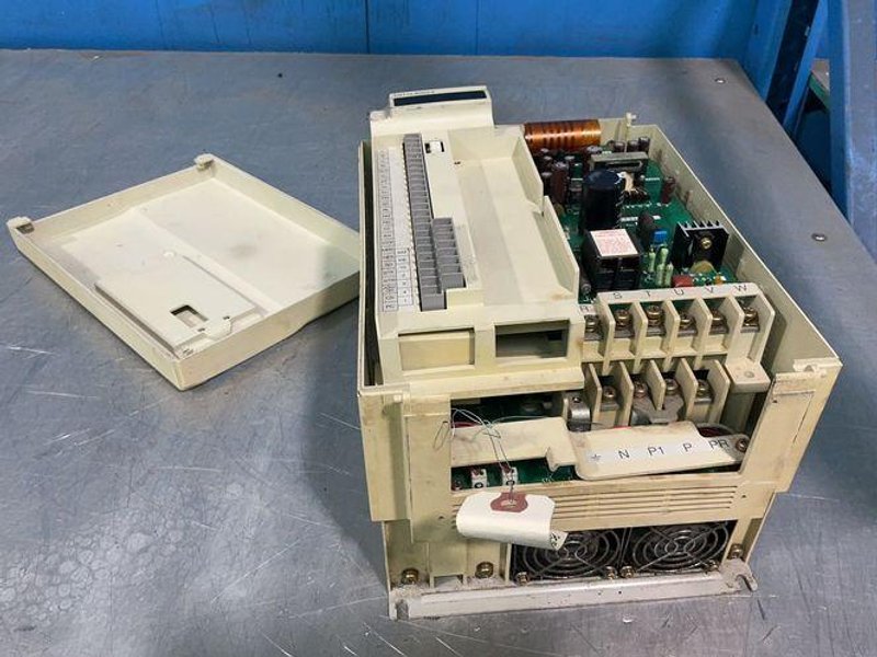MITSUBISHI FREQROL-A200 AMP INVERTER 5K-U3  -  FR-A220-5.5K-U3