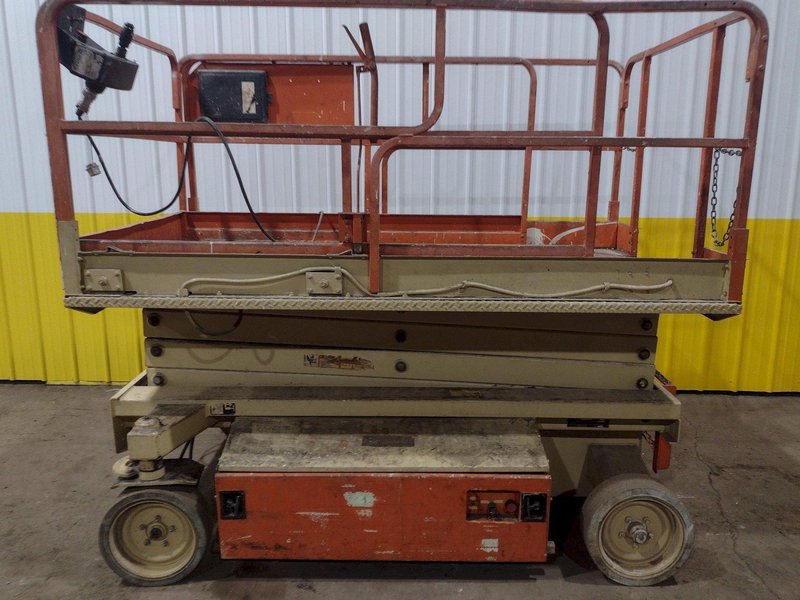 28' JLG MODEL #2658-E SCISSOR MAN LIFT 1,000 LB CAPACITY: STOCK #19394