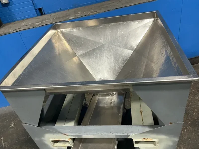41.5”x41.5” Hopper, 10”x61” Chute Metering Hopper With Integrated Discharge Chute