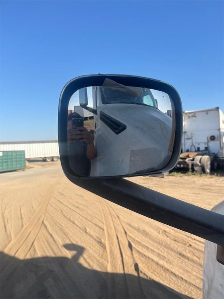 2020 Freightliner CA126SLP - Cascadia  3AKJHHDR2LSLR4945