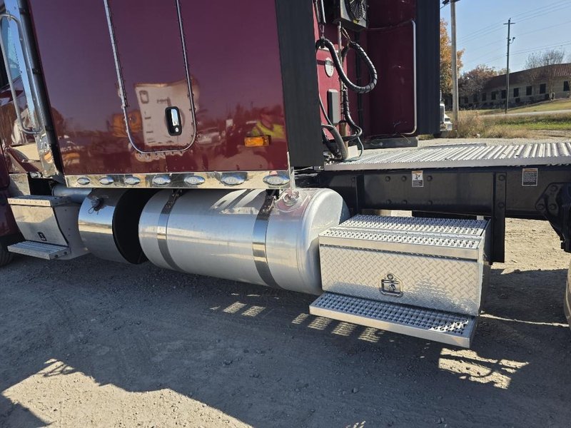 PETERBILT 567 - Trucks