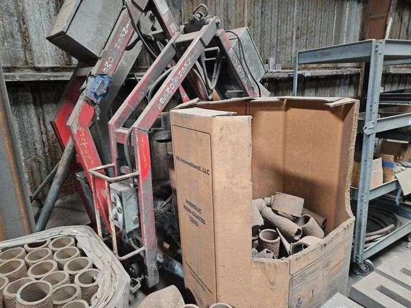 TInker Omega model e-1250 2500# capacity electric mold handler