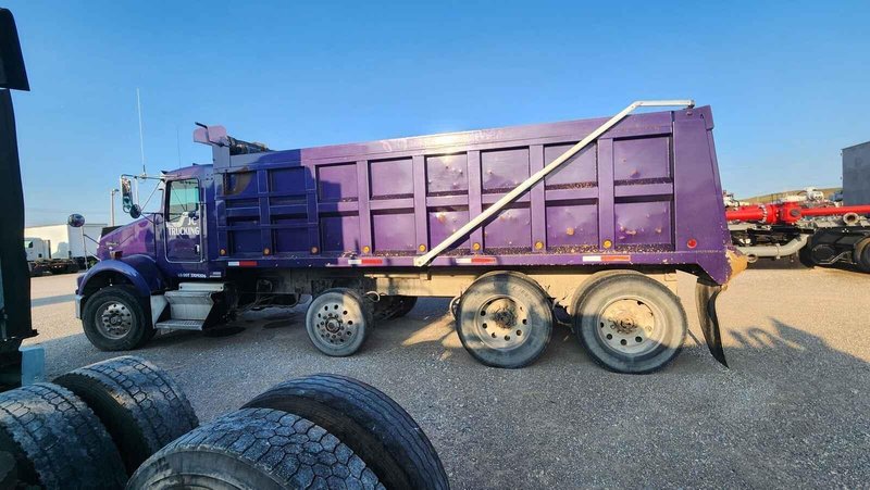 Kenworth T800 Dump Truck, 2004 – Cummins Diesel, 8LL Transmission, 18′ Steel Body