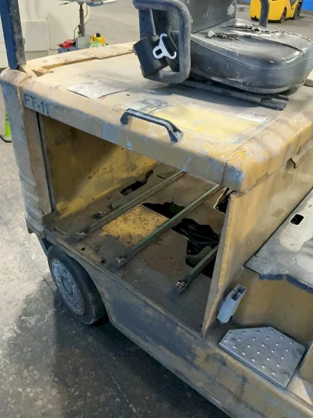 CATERPILLAR 1600 LBS ELECTRIC FORK LIFT   -  2EC25