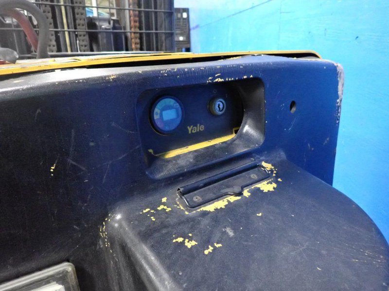 YALE 2800 LBS ELECTRIC STRADDLE LIFT  -  MRW030LEN24TE078