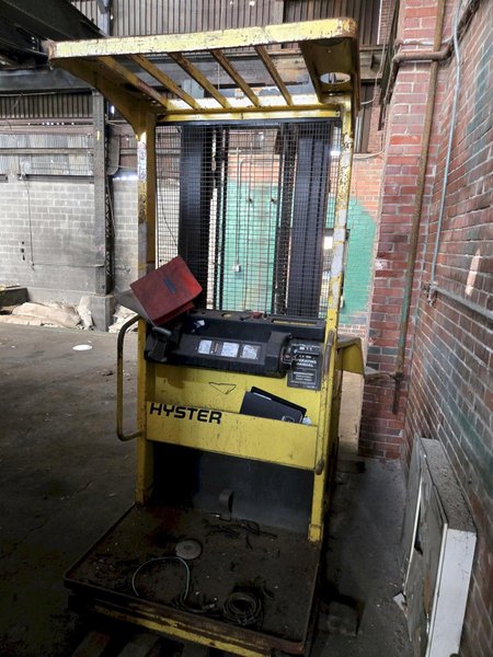3,000 LB HYSTER R30ES LIFT TRUCK. STOCK # 0983326