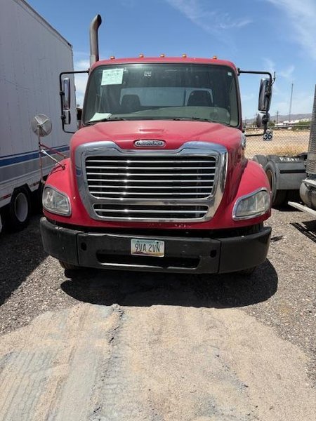 Freightliner Business Class M2 112 Day Cab Truck; 2011
