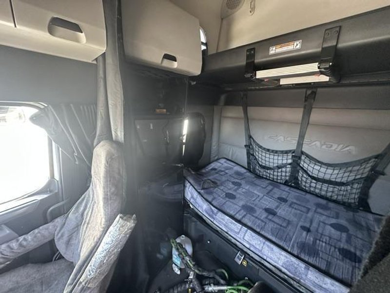 Freightliner Cascadia 126 Sleeper Truck, 2018 – Detroit DD15, DT12 Automatic, Class 8 Semi Tractor