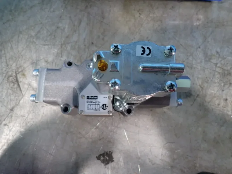PARKER 140 PSIG VALVAIR II FOUR WAY MANIFOLD MOUNTED VALVES  -  L6753910253