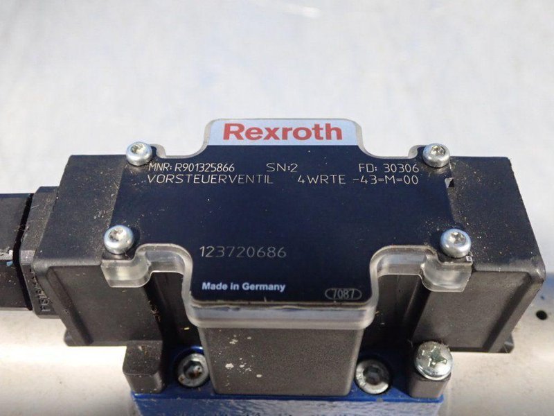 REXROTH DRECTIONAL HYDRAULIC VALVE   -  R900757494