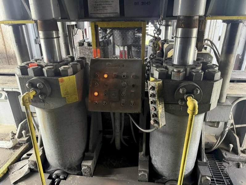 2000 TON HEAVY DUTY 4-POST HYDRAULIC PRESS. STOCK # 0543726