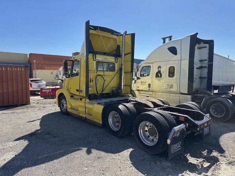 Volvo VNL Day Cab Semi Truck, 2017 – Volvo D13, I-Shift, Air Ride