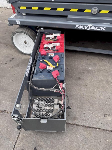 SKYJACK MODEL #4732 ELECTRIC SCISSOR MAN LIFT: STOCK #81161