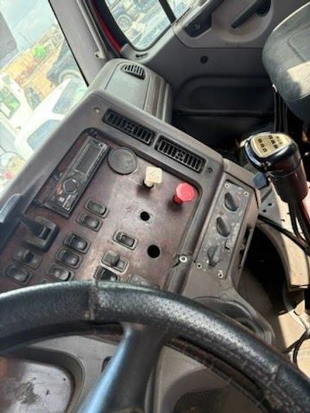 Freightliner Business Class M2 112 Day Cab Truck, 2011 (2)