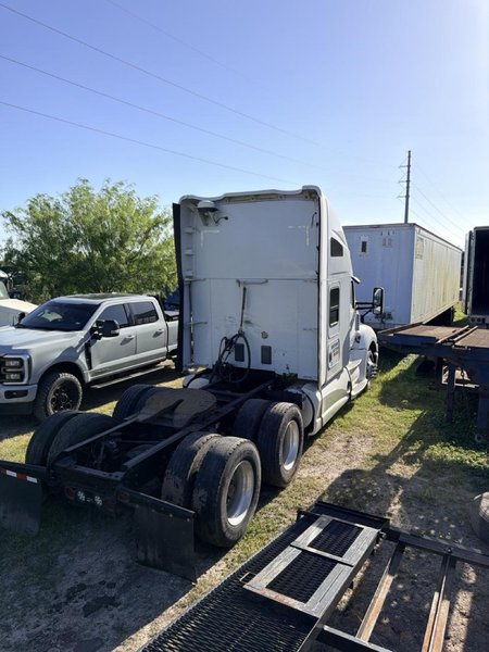 Kenworth T680 Sleeper Truck, 2014 – PACCAR/Cummins Diesel, Tandem Axle, Air Ride, 10-Speed/Auto, OTR Semi Tractor