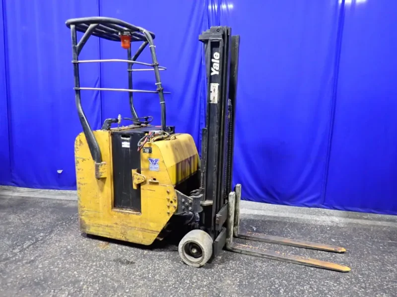 YALE 3000 LBS STAND-UP FORKLIFT  -  ESC030G4T083